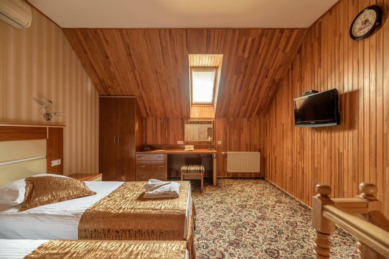 Status Hotel Malekhuv Luaran gambar